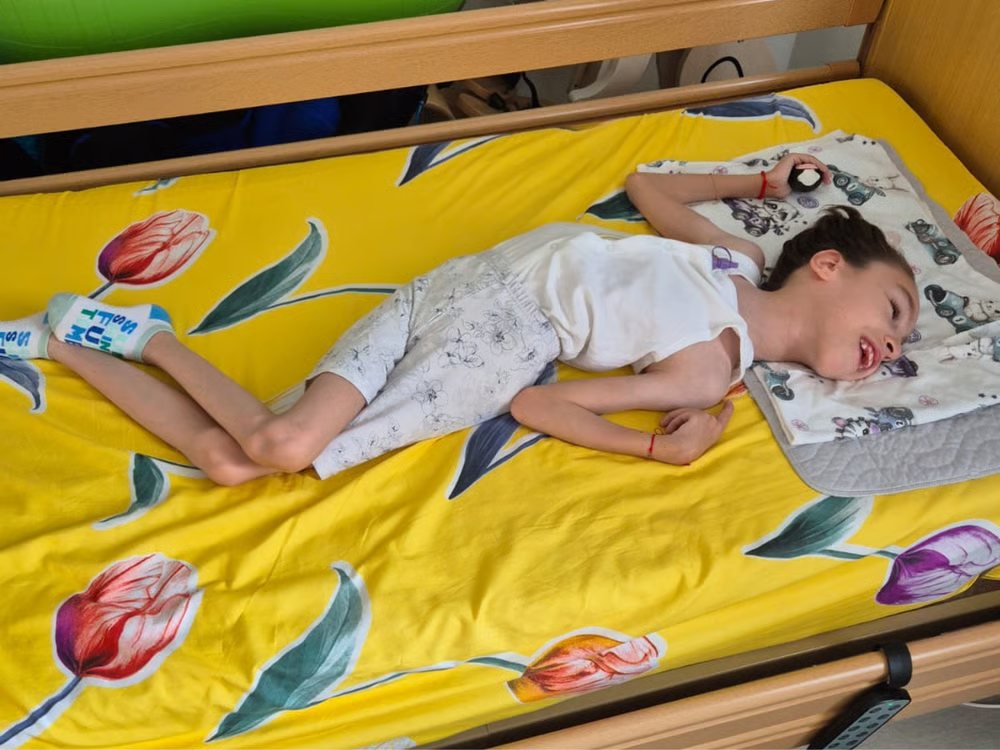 Sofia Ema zâmbind, după schimbarea gastrostomei, la spitalul din Cluj
