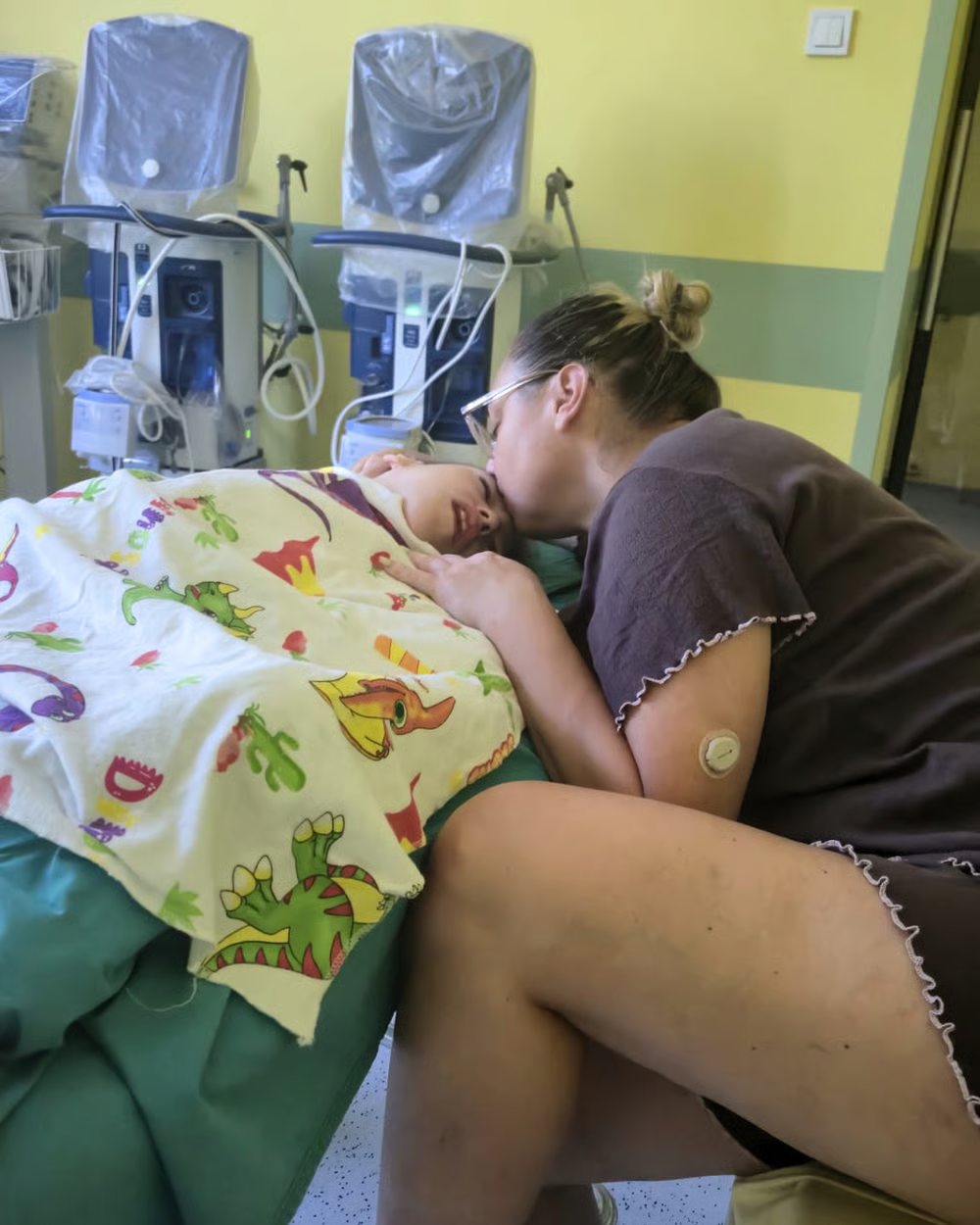 Mama o sărută pe Sofia pe frunte, în camera de spital