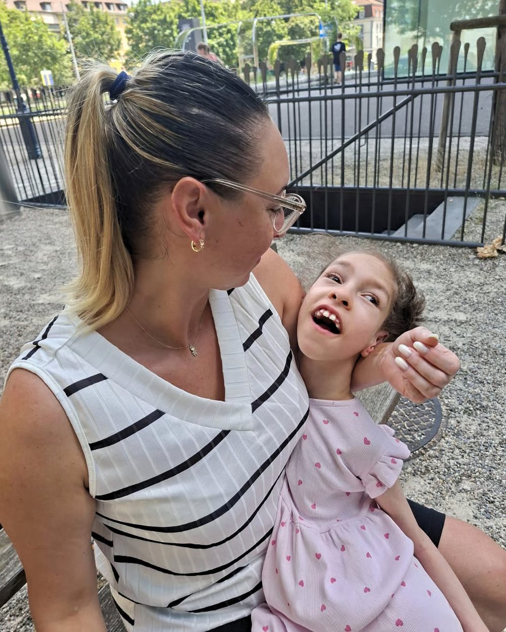 Mama și Sofia afară, în Elveția