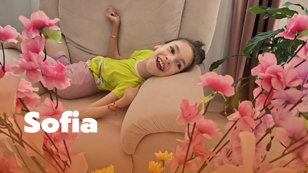 Sofia Ema zâmbind acasă