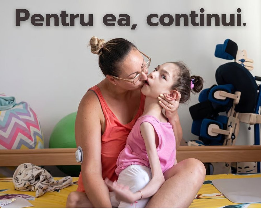 Mama Sofiei o ține în brațe și o sărută