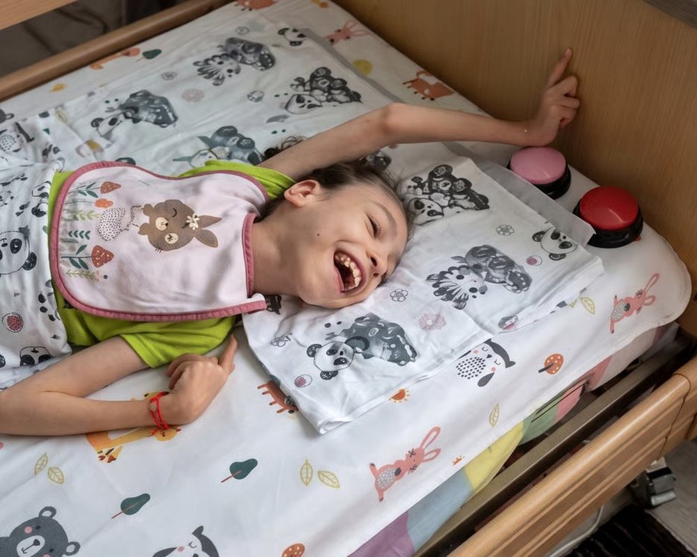 Sofia Ema râzând acasă
