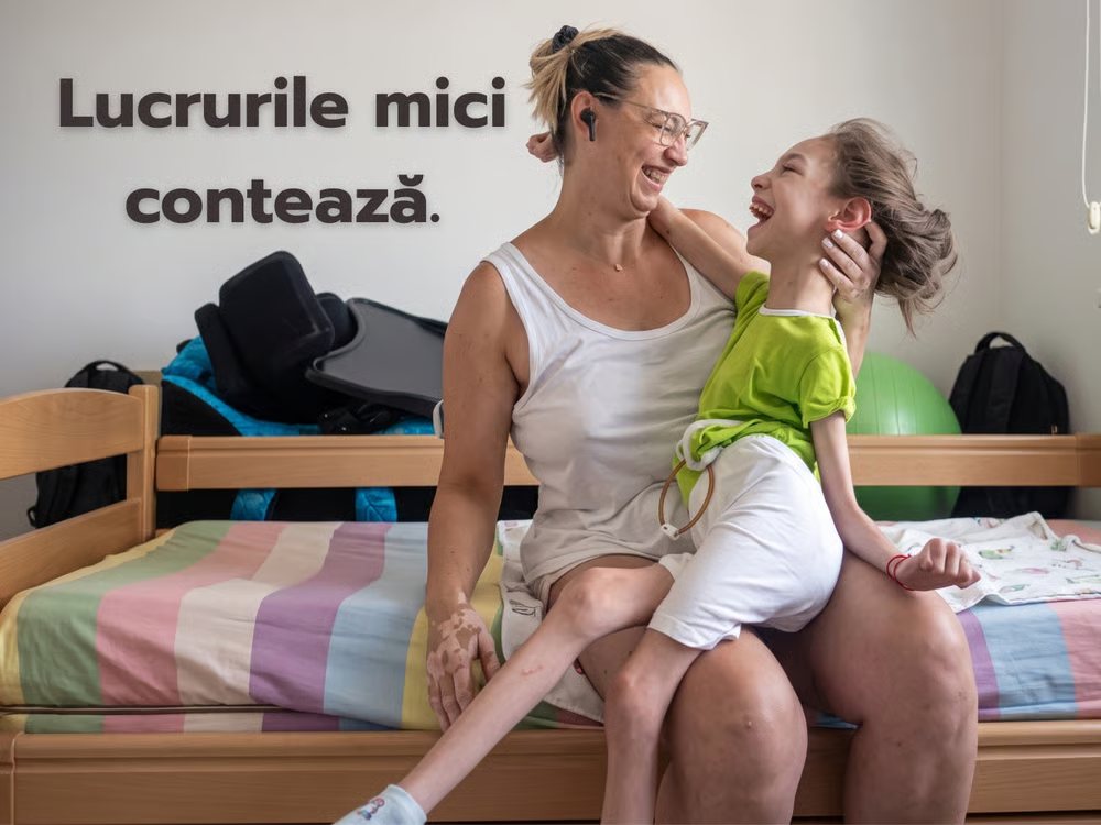 Sofia Ema zâmbind acasă, în brațele mamei