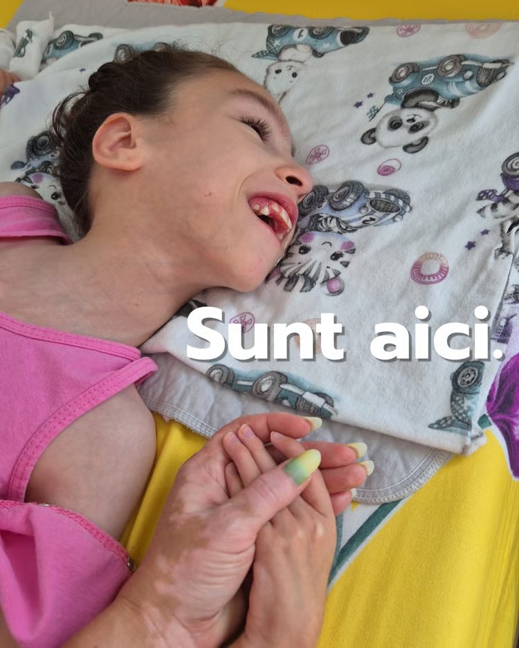 Sofia ținând mâna mamei, aproape una de cealaltă