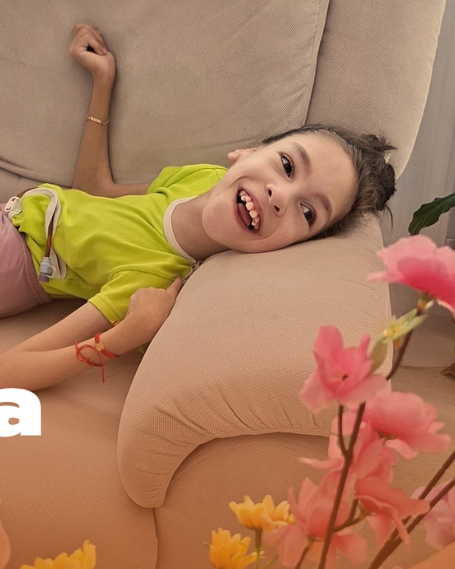 Sofia Ema zâmbind acasă, printre flori
