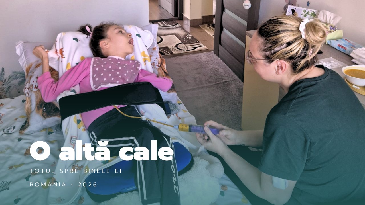 Mama Sofiei administrându-i alimentația prin gastrostomă, acasă