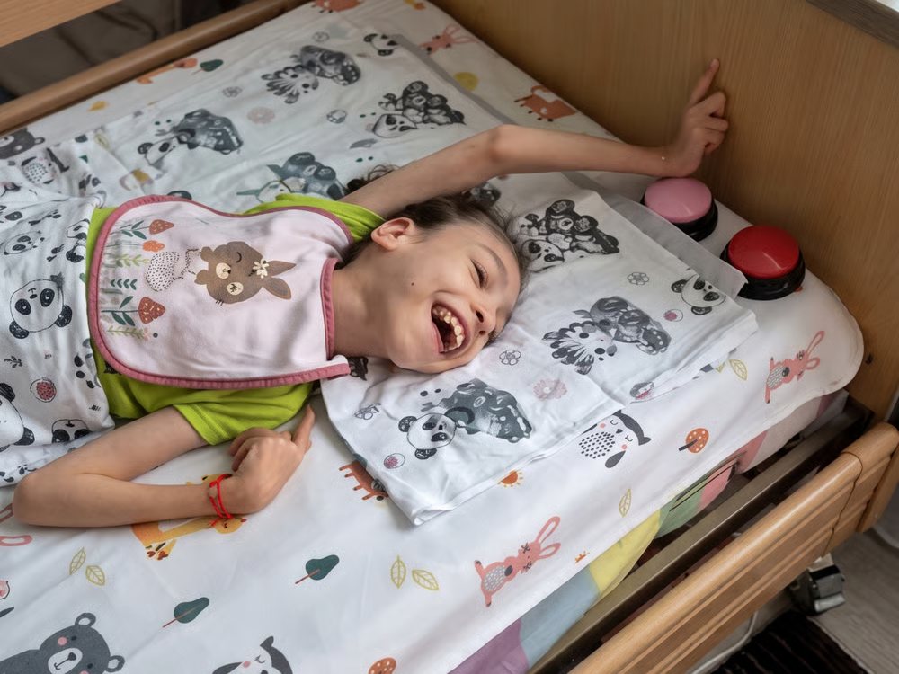 Sofia Ema râzând în pat, un moment de bucurie