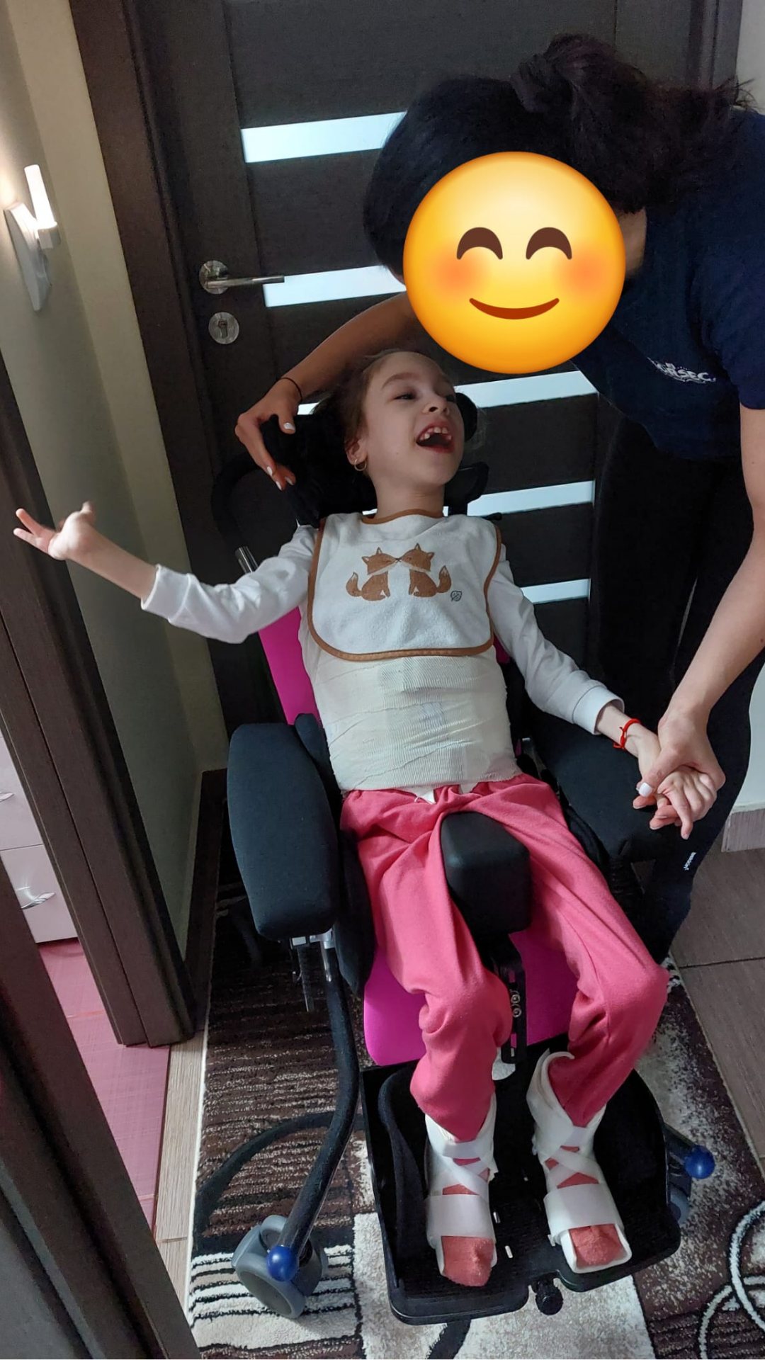 Sofia Ema purtând corsetul și ortezele pentru picioare