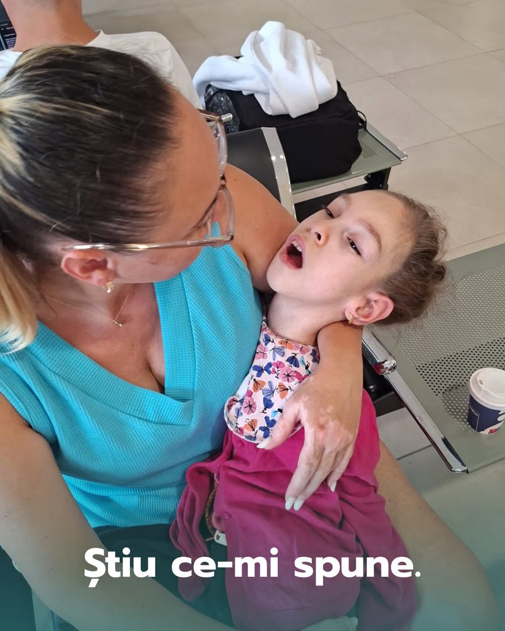 Mama Sofiei o ține în brațe și îi înțelege privirea