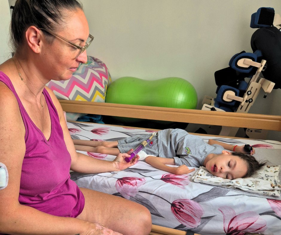 Mama Sofiei administrându-i tratamentul, acasă